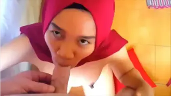 Crot di Mulut Cewek Jilbab Merah Video by BebasIndo
